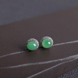 18K糯冰种浅绿翡翠耳钉
