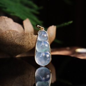 18k冰种飘花翡翠连中三元吊坠