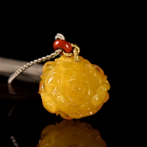 鸡油黄蜜蜡牡丹吊坠