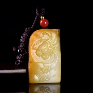 籽料和田玉黄沁飞龙在天吊坠