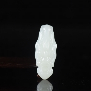 籽料和田白玉守护吊坠