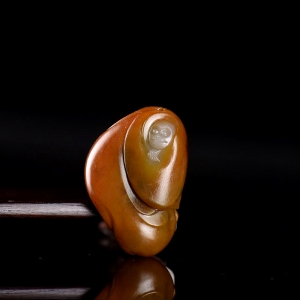 籽料和田玉黄沁代代封侯吊坠