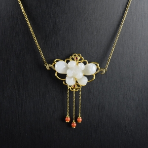 18K山料和田玉荷花项链