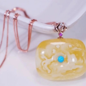 18K白花蜜蜜蜡方平安扣吊坠