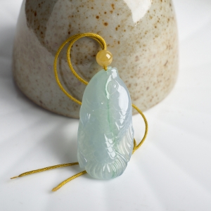 糯冰种飘翠翡翠小鱼吊坠