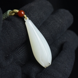 籽料和田白玉玉兰花吊坠