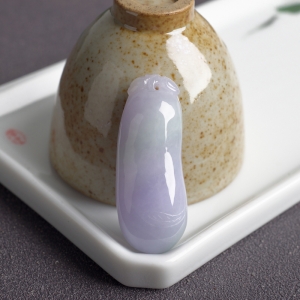 糯冰种春带彩翡翠福瓜吊坠