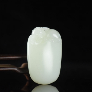 籽料和田白玉府上有龙吊坠