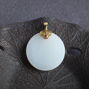 18K山料和田玉圆牌吊坠