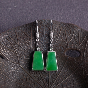 18K糯冰种浅绿翡翠耳坠