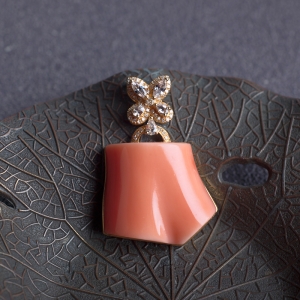 18KMOMO珊瑚随形吊坠