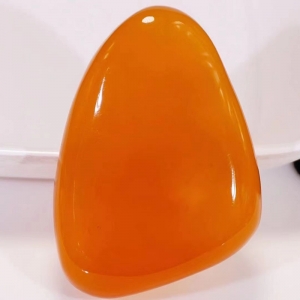 鸡油红蜜蜡水滴吊坠