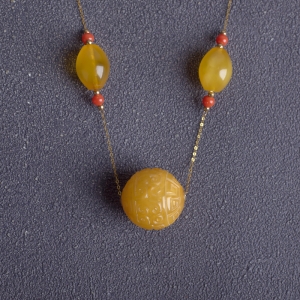 18K鸡油黄蜜蜡回纹珠项链