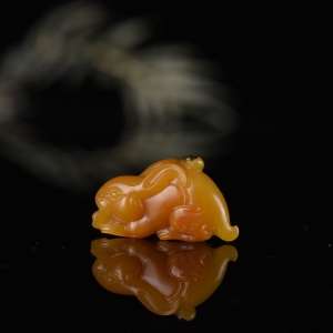 籽料和田玉黄沁卯兔吊坠