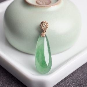 18K糯冰种飘翠翡翠福瓜吊坠