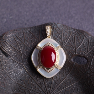 18K阿卡牛血红珊瑚吊坠