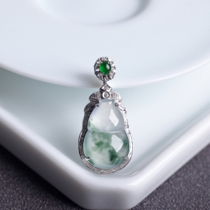 18K冰种飘花翡翠葫芦吊坠