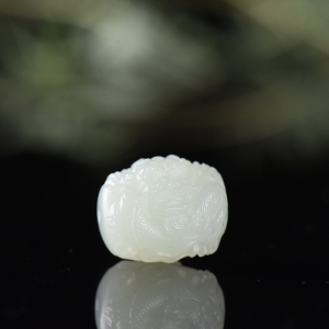 籽料和田白玉飞龙吊坠