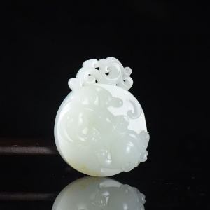 籽料和田白玉螭龙吊坠
