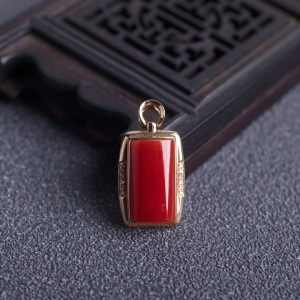 18K阿卡牛血红珊瑚方形吊坠