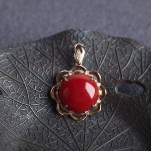 18K阿卡牛血红珊瑚圆形吊坠