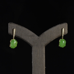 18K山料和田碧玉荷叶耳坠