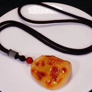 带皮鸡油黄蜜蜡老虎吊坠