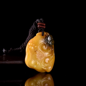 籽料和田玉黄沁灵芝吊坠