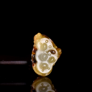 籽料和田玉黄沁顶呱呱莲蓬吊坠