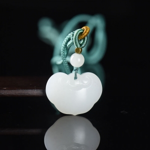 籽料和田白玉平安锁吊坠