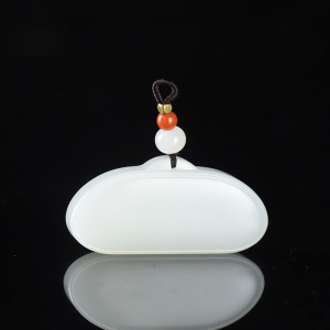 籽料和田白玉平安锁吊坠