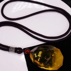 金绞蜜蜜蜡刻面吊坠