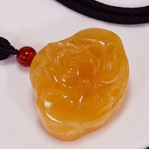 带皮鸡油黄莲花锁吊坠