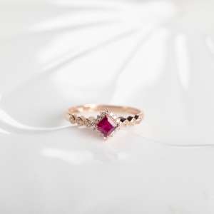 18K鸽血红红宝石方形戒指