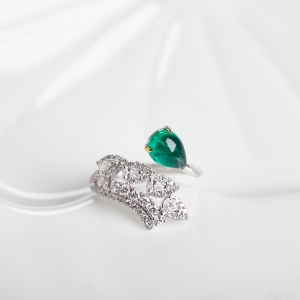 18K鲜绿祖母绿水滴戒指