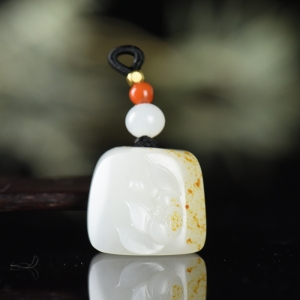 籽料和田白玉荷花吊坠