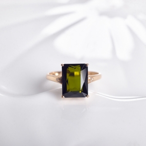 18K深绿色碧玺方形戒指