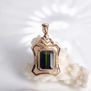 18K深绿色碧玺方形吊坠