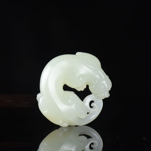 籽料和田白玉螭龙吊坠