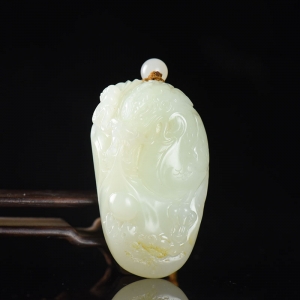 籽料和田白玉飞龙在天吊坠