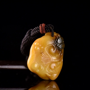 籽料和田玉黄沁如意吊坠