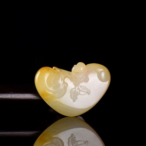 籽料和田白玉灵猴献瑞吊坠