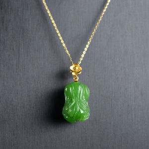 18K山料和田碧玉百财吊坠