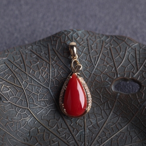 18K阿卡牛血红珊瑚水滴吊坠