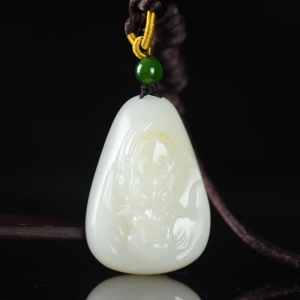 籽料和田白玉龙吊坠