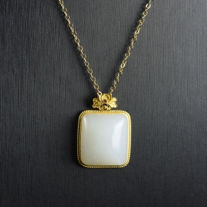 18K籽料和田白玉无事牌吊坠