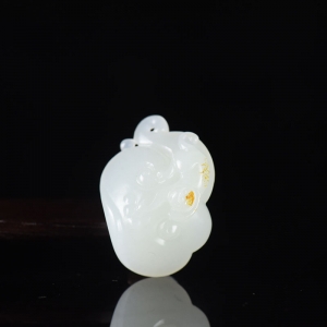 籽料和田白玉灵猴献瑞吊坠