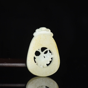 籽料和田白玉银杏吊坠