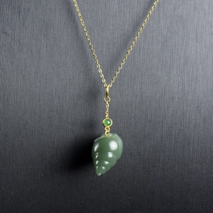 18K山料和田碧玉螺吊坠