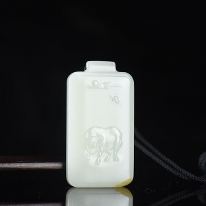 籽料和田白玉牛吊坠